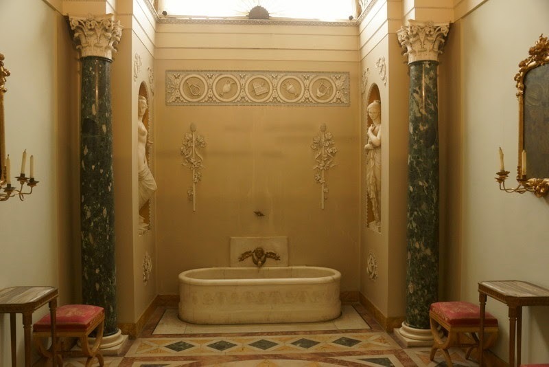 С легким паром: 11 невероятных королевских ванных комнат