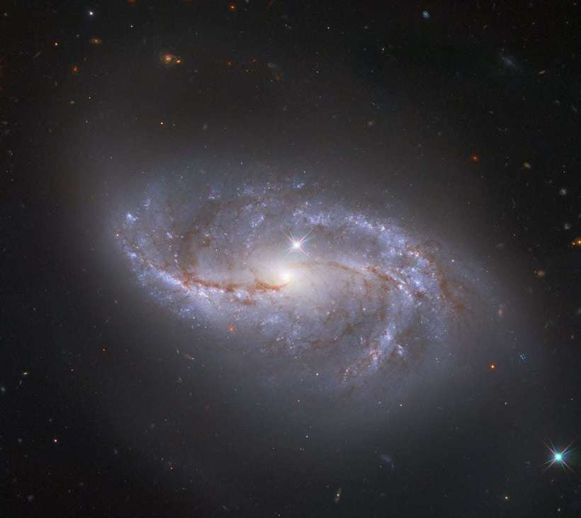 Блог - Hubble сделал потрясающие фото далекой галактики Hubble сделал потрясающие фото далекой галактики