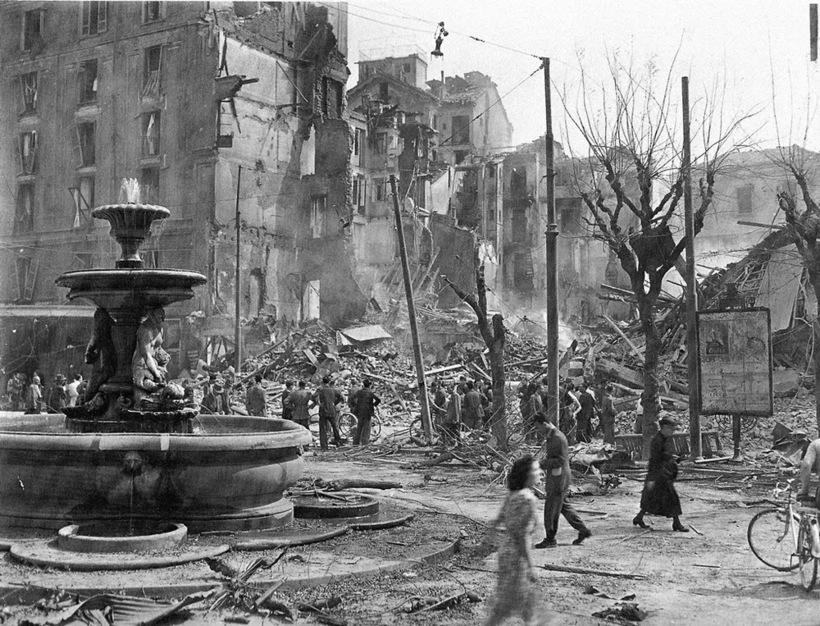 Пьяцца Фонтана после бомбежки в 1943 году Пьяцца Фонтана после бомбежки в 1943 году