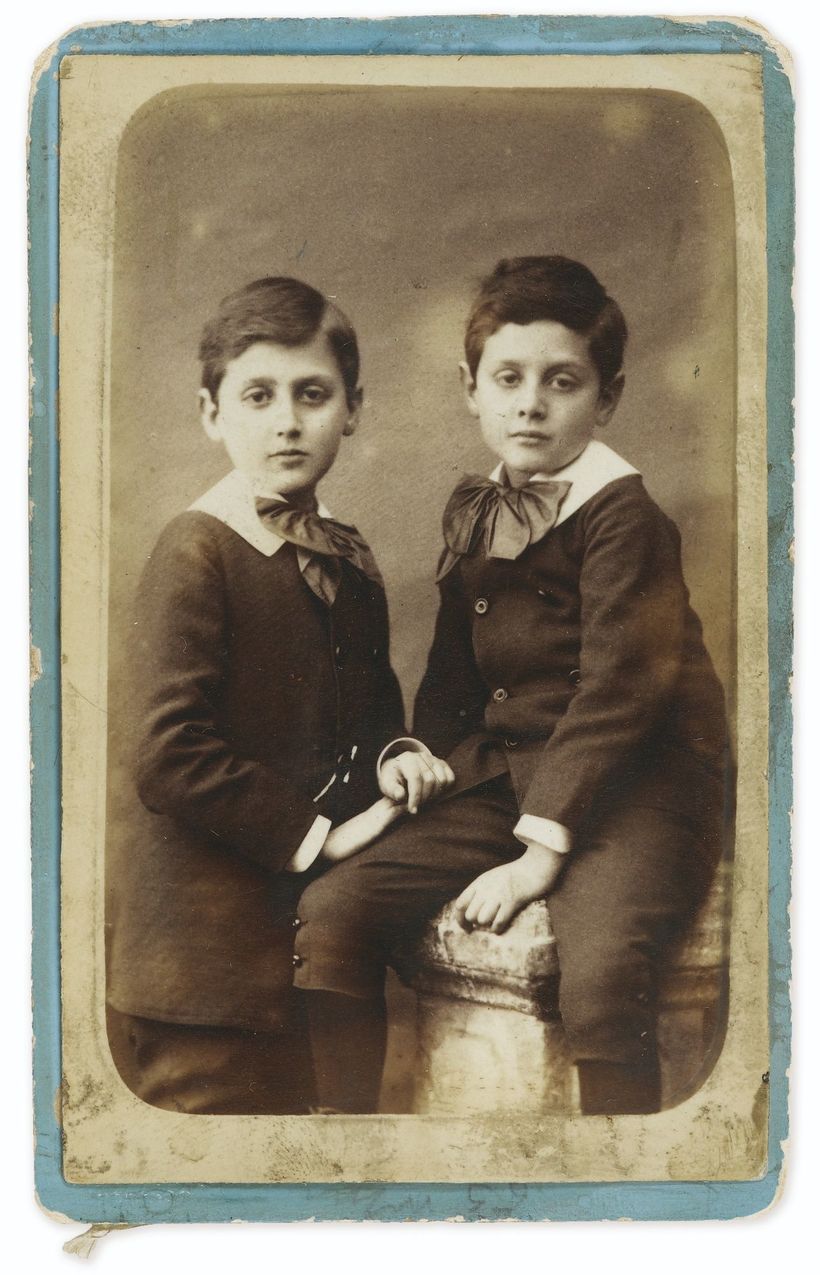 Фото с братом. Из архивов аукциона Sotheby's Фото с братом. Из архивов аукциона Sotheby's