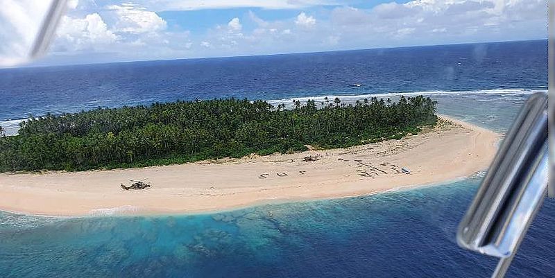 Надпись SOS на песке помогла морякам вернуться домой