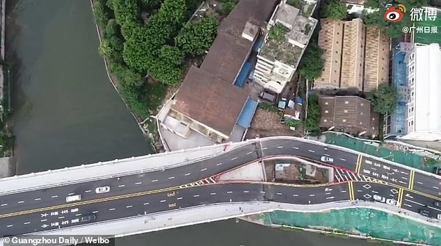 В Китае трассу проложили вокруг старого домика, так как хозяйка отказалась съезжать