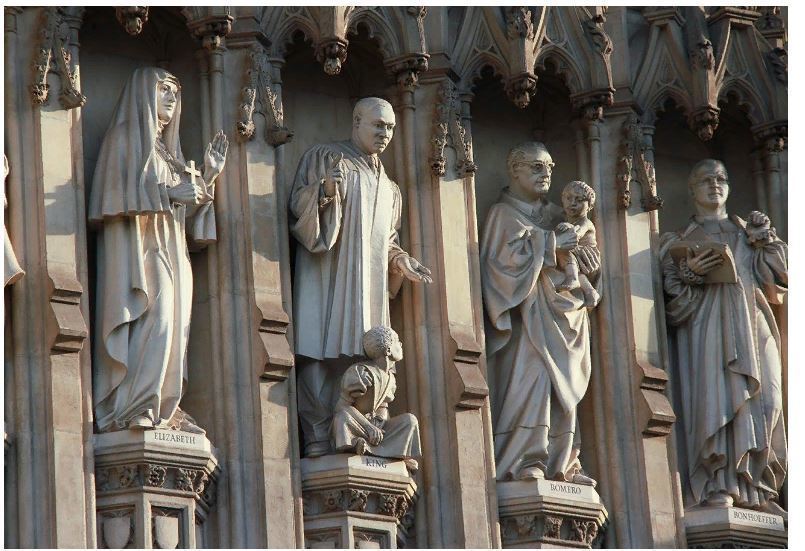 Скульптура Елизаветы Федоровны слева, рядом — изваяние Мартина Лютера Кинга
