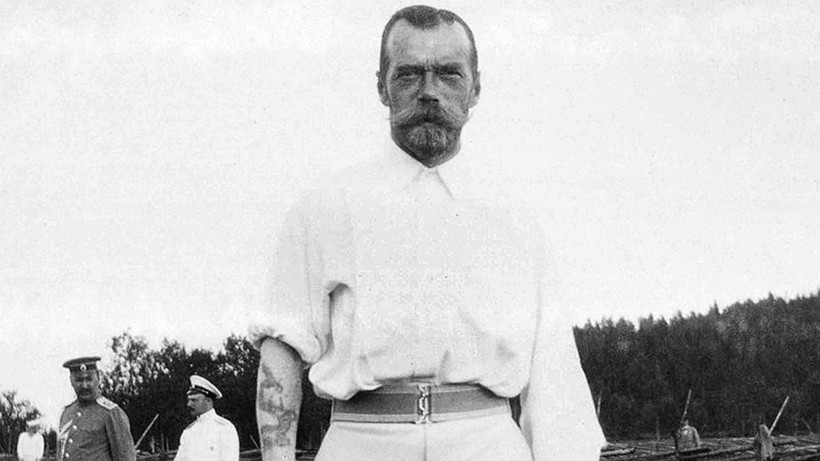 На правой руке Николая II видна татуировка дракона На правой руке Николая II видна татуировка дракона
