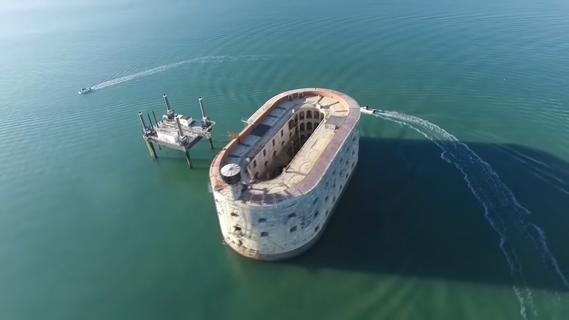 Блог - Видео: Странная крепость посреди океана Видео: Странная крепость посреди океана