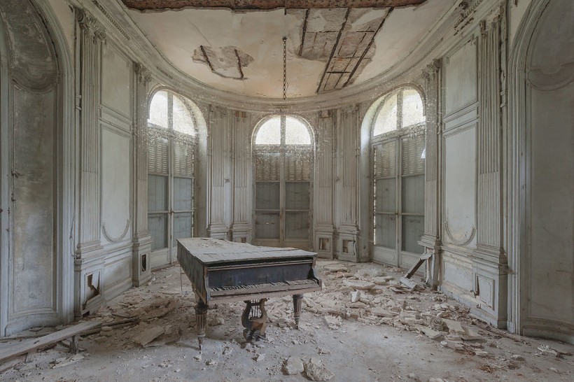 Блог - 16 снимков тишины: фотограф ездит по заброшенным особнякам в поисках старых пианино 16 снимков тишины: фотограф ездит по заброшенным особнякам в поисках старых пианино