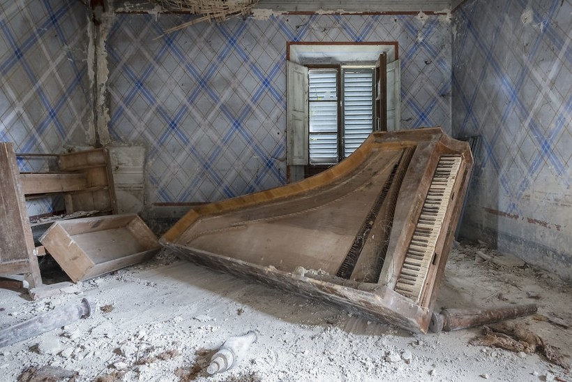 Блог - 16 снимков тишины: фотограф ездит по заброшенным особнякам в поисках старых пианино 16 снимков тишины: фотограф ездит по заброшенным особнякам в поисках старых пианино