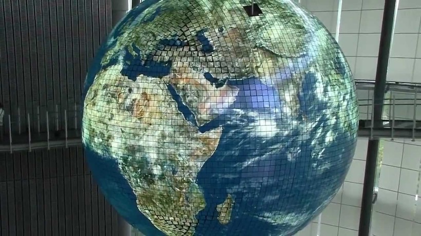 Глобус из OLED-панелей в Токио Глобус из OLED-панелей в Токио