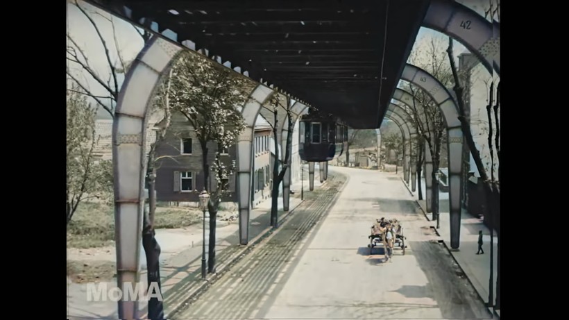 Блог - Москвич раскрасил видео 1902 года, снятое в Германии с удивительной подвесной дороги Москвич раскрасил видео 1902 года, снятое в Германии с удивительной подвесной дороги