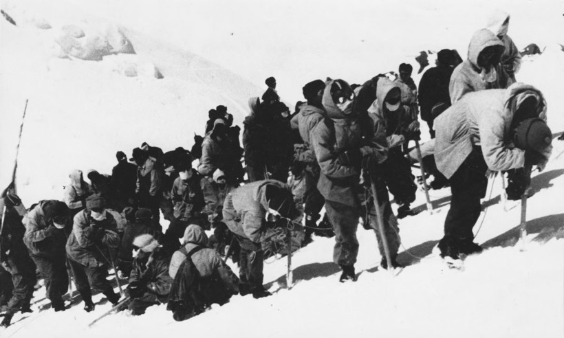 Массовое восхождение на Эльбрус, 1960 год. Из архива Владимира Шатаева Массовое восхождение на Эльбрус, 1960 год. Из архива Владимира Шатаева
