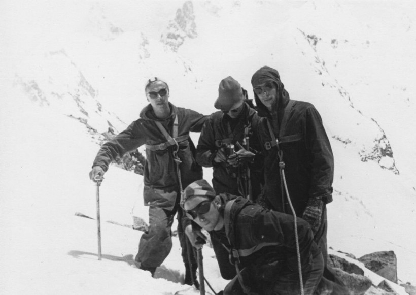 Участники смены в альплагере «Шхельда» на выходе, 1960 год. Из архива Владимира Шатаева Участники смены в альплагере «Шхельда» на выходе, 1960 год. Из архива Владимира Шатаева