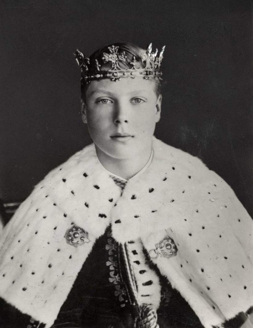 Принц Уэльский в горностаевой мантии. Фотография 1911 года Принц Уэльский в горностаевой мантии. Фотография 1911 года
