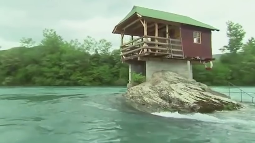 Видео: Самые необычные жилища — посреди реки, в самолете, на собственном острове