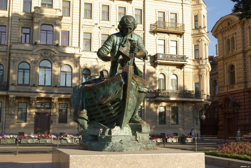 Памятник Петру I на Адмиралтейской набережной Памятник Петру I на Адмиралтейской набережной