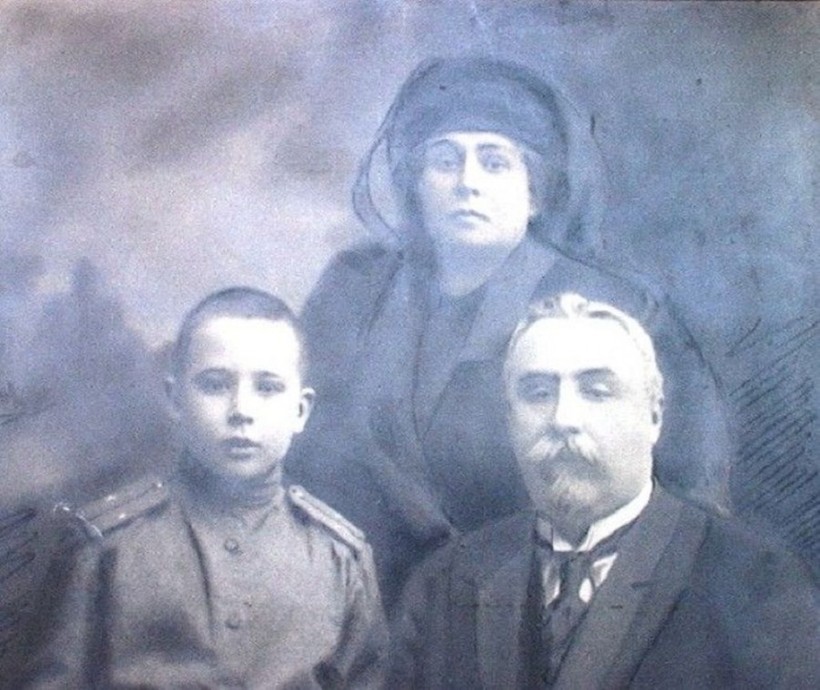 С женой Зинаидой Александровной и сыном Николаем С женой Зинаидой Александровной и сыном Николаем