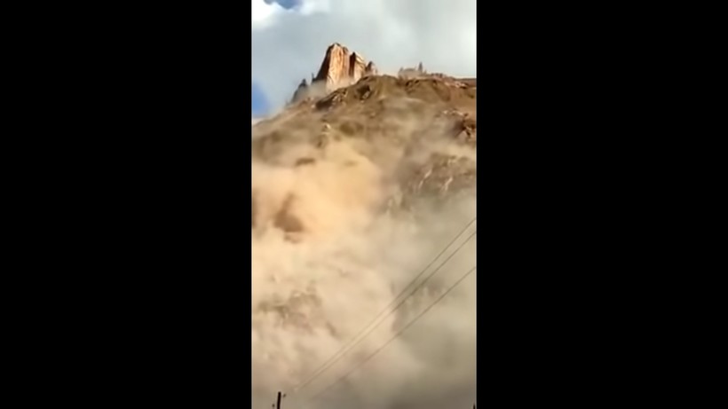 Блог - Видео: На примере горы Кара-Кече видно, насколько масштабным может быть оползень Видео: На примере горы Кара-Кече видно, насколько масштабным может быть оползень