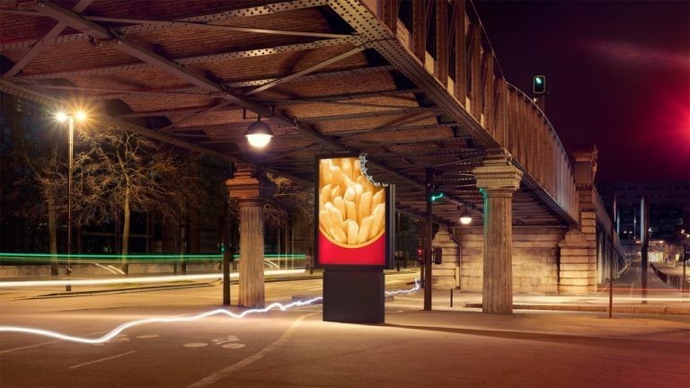 Блог - Парижан удивили рекламой: новые билборды от McDonald's кто-то откусил Парижан удивили рекламой: новые билборды от McDonald's кто-то откусил