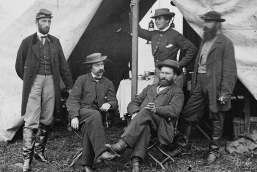 На этой фотографии не все мужчины, среди них Кейт Уорн На этой фотографии не все мужчины, среди них Кейт Уорн