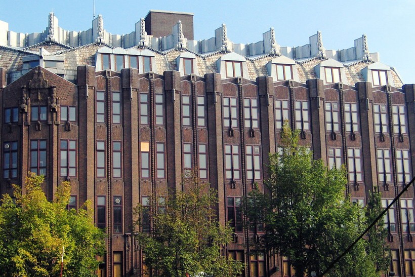 Декор здания в стиле кирпичного экспрессионизма