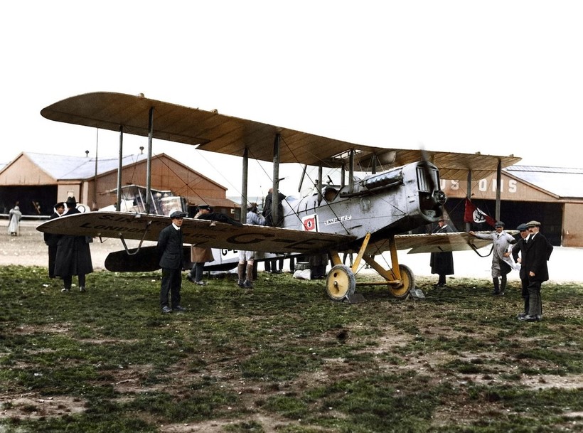 Самолет Airco DH-4 выполнял рейсы из лондонского аэропорта Кройдон в Париж в 1920 году Самолет Airco DH-4 выполнял рейсы из лондонского аэропорта Кройдон в Париж в 1920 году
