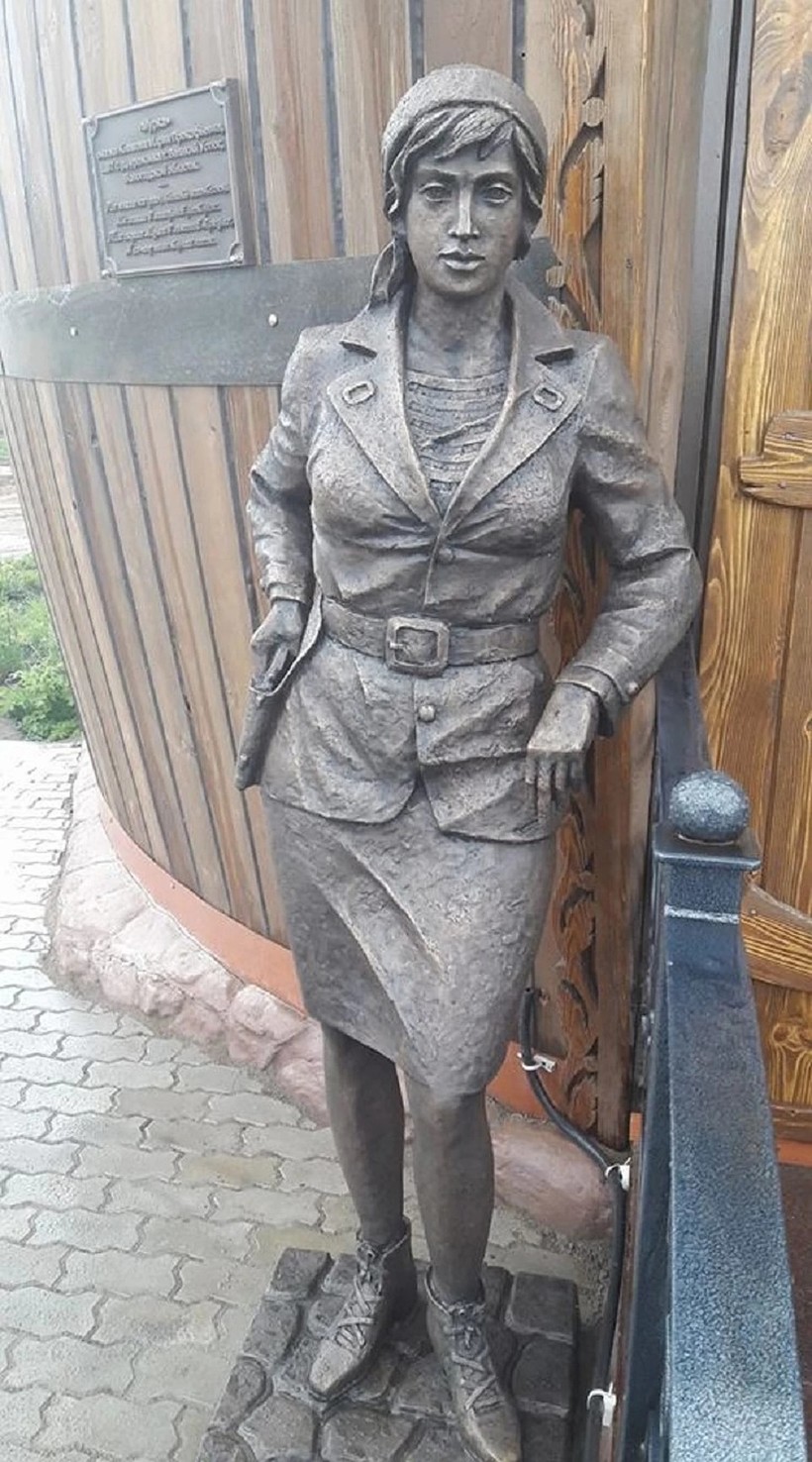 Памятник Марусе Климовой в Великом Устюге Памятник Марусе Климовой в Великом Устюге