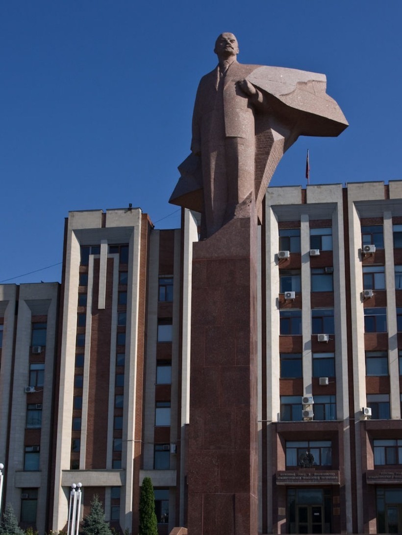 Памятник Ленину в Тирасполе перед зданием Верховного Совета и правительства ПМР Памятник Ленину в Тирасполе перед зданием Верховного Совета и правительства ПМР