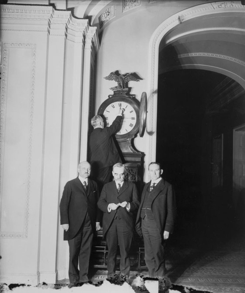 Первый в США перевод часов на летнее время. Капитолий, 1918 год Первый в США перевод часов на летнее время. Капитолий, 1918 год