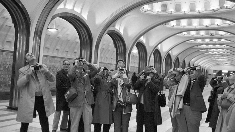 Интуристы в метро. Фото: Борис Кавашкин, Валерий Христофоров, фотохроника ТАСС Интуристы в метро. Фото: Борис Кавашкин, Валерий Христофоров, фотохроника ТАСС