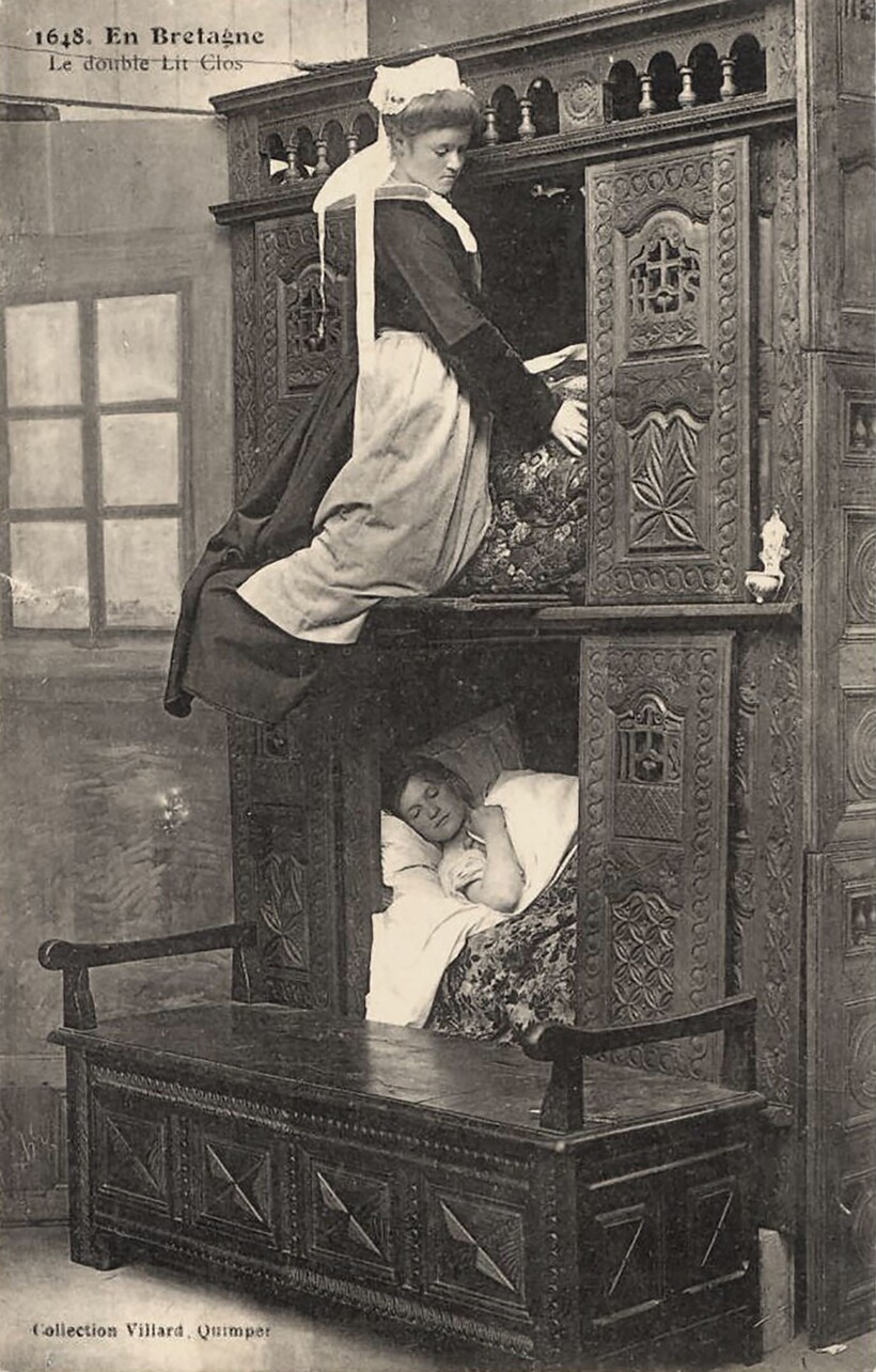 Были и высокие спальные шкафы, на верхних полках которых хранили постельное белье Были и высокие спальные шкафы, на верхних полках которых хранили постельное белье