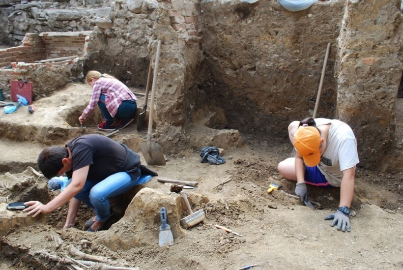 Археологи в процессе раскопок Археологи в процессе раскопок