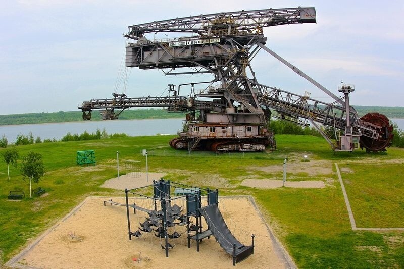 Блог - 15 снимков Феррополиса — железного города, где живут экскаваторы 15 снимков Феррополиса — железного города, где живут экскаваторы