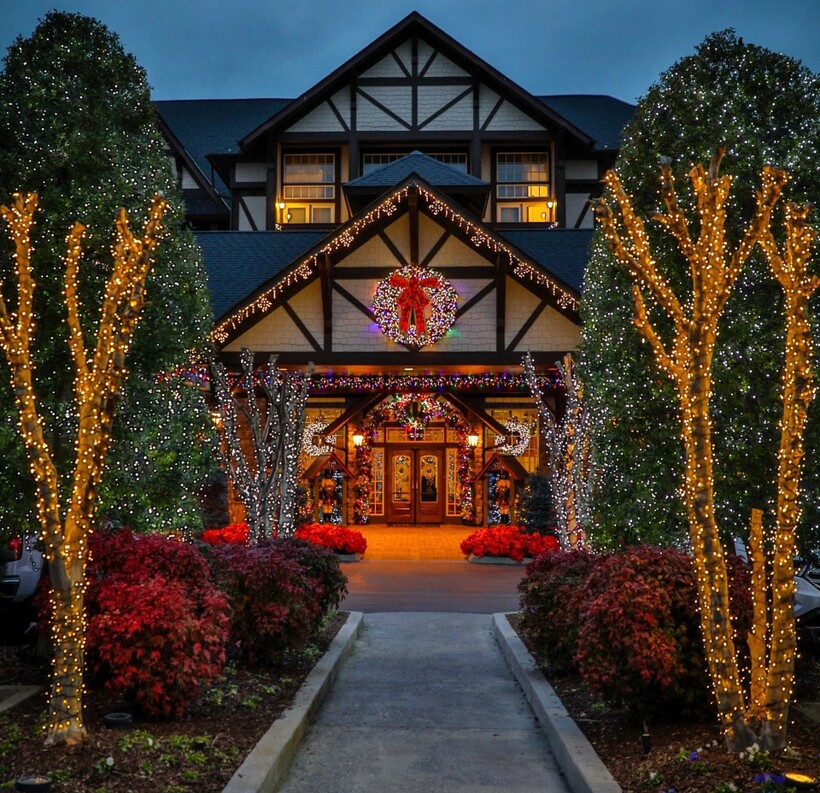 Вход в отель выглядит сказочно Вход в отель выглядит сказочно