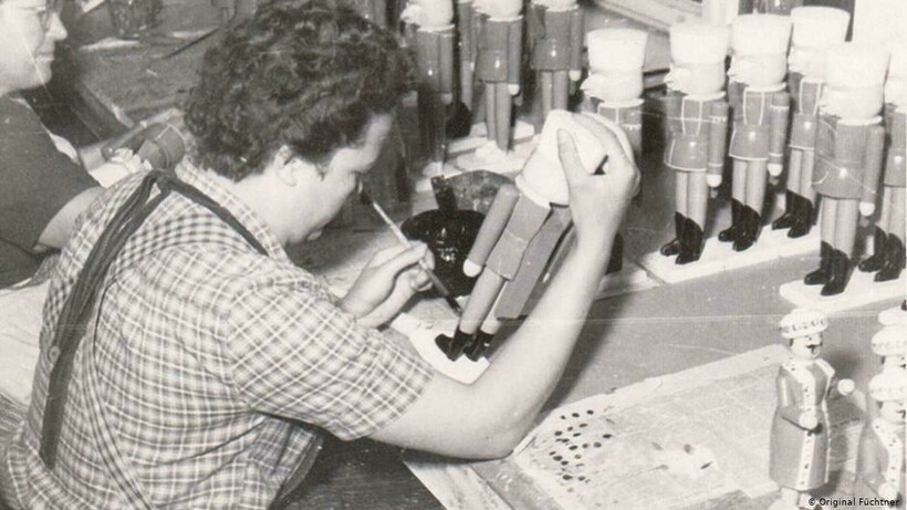 Около 180 ручных операций нужно сделать, чтобы изготовить игрушку Около 180 ручных операций нужно сделать, чтобы изготовить игрушку