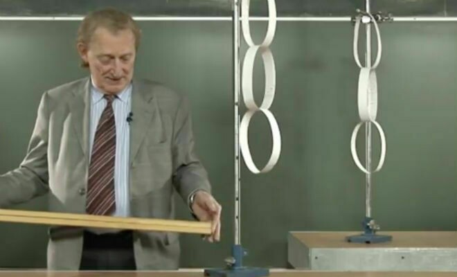 Как ни удивительно, но бумага может выдержать такой удар Как ни удивительно, но бумага может выдержать такой удар