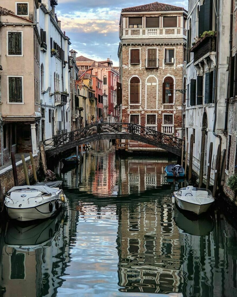 Другой мир: испанец снимает лужи и показывает, что даже в них есть прекрасное