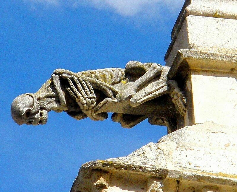 Гаргулья для отвода воды на храме в испанском городе Паленсия