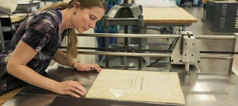 Одну из сохранившихся книг поместили в специальный футляр Одну из сохранившихся книг поместили в специальный футляр