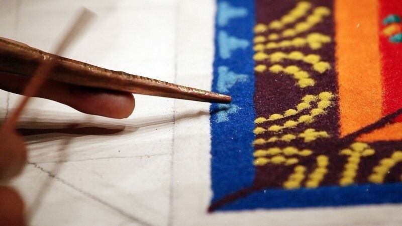 Блог - Как создаются песочные мандалы, и почему тибетские монахи почти сразу их сметают Как создаются песочные мандалы, и почему тибетские монахи почти сразу их сметают