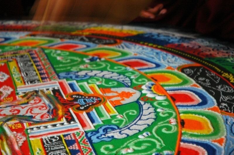 Блог - Как создаются песочные мандалы, и почему тибетские монахи почти сразу их сметают Как создаются песочные мандалы, и почему тибетские монахи почти сразу их сметают