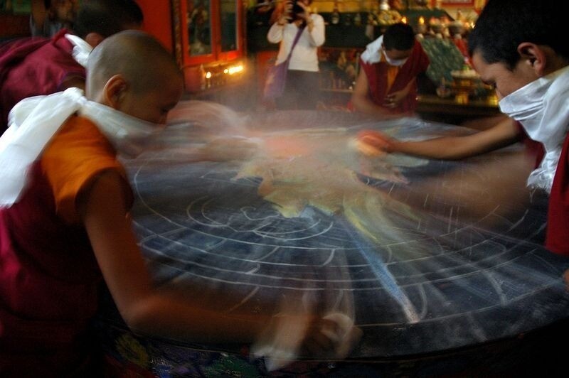 Блог - Как создаются песочные мандалы, и почему тибетские монахи почти сразу их сметают Как создаются песочные мандалы, и почему тибетские монахи почти сразу их сметают