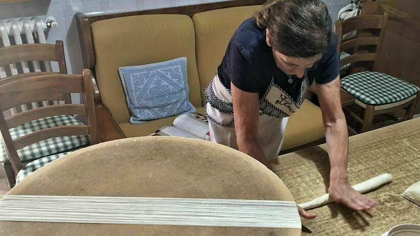 Тесто вымешивают, пока оно не станет мягким и податливым, как пластилин