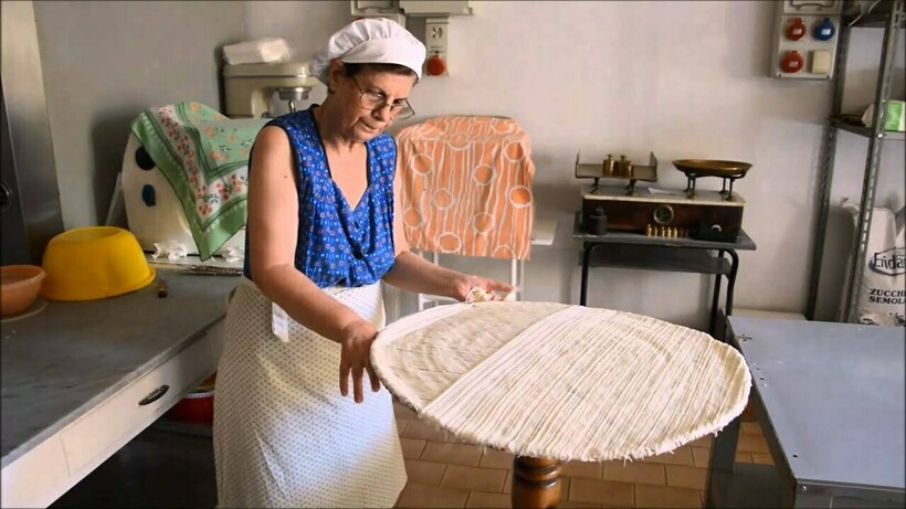 Паола укладывает нити Бога, чтобы они просохли