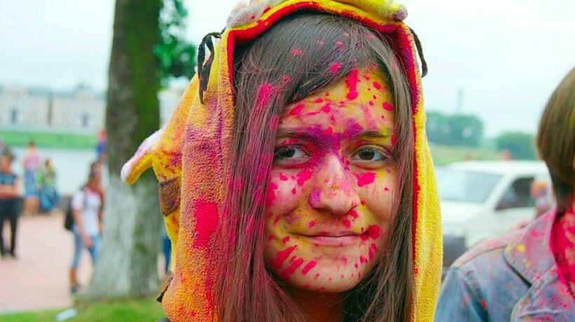 Защита волос во время Холи