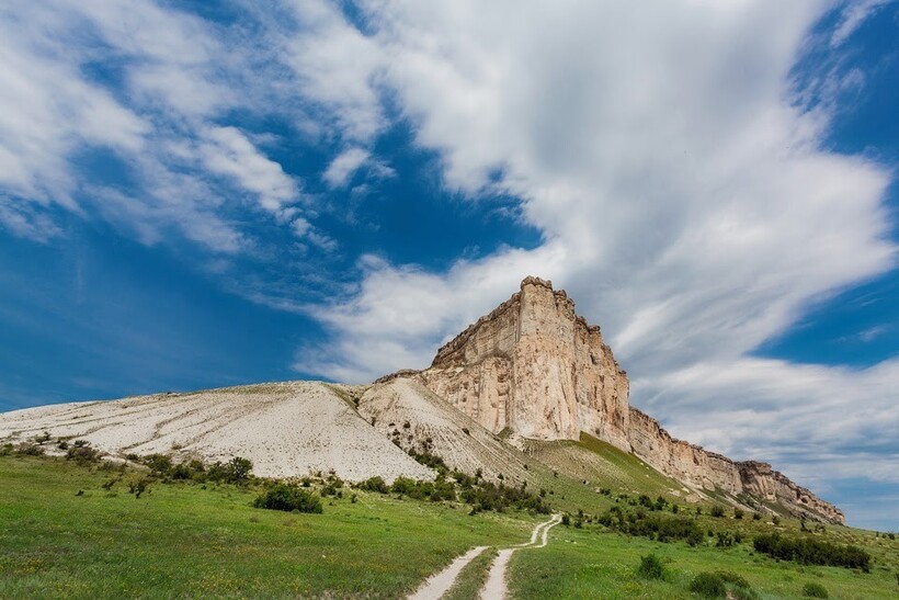 Белая скала Ак-Кая
