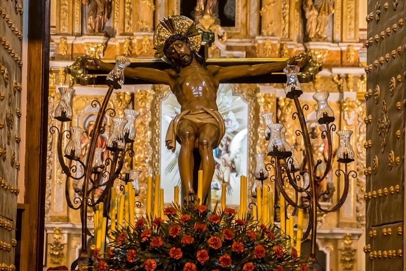Изображение распятие в храме