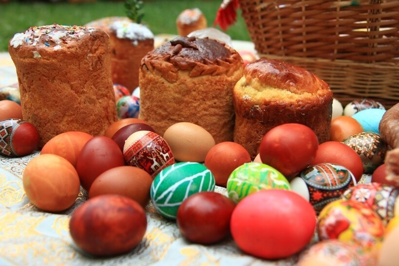 Крашеные яйца и куличи