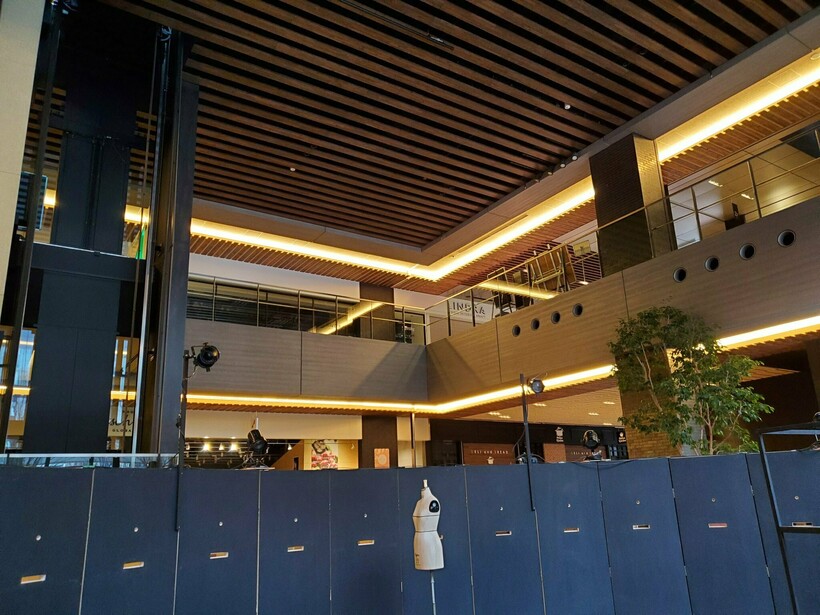 Так выглядит сцена с кабинками, в которых встроен глазок