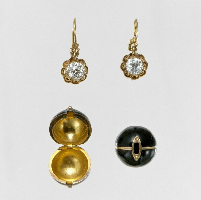 Серьги и футляры к ним, середина 1880-х годов Серьги и футляры к ним, середина 1880-х годов