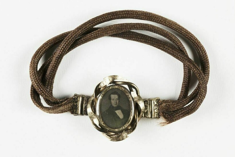 Колье из человеческих волос с портретом Колье из человеческих волос с портретом