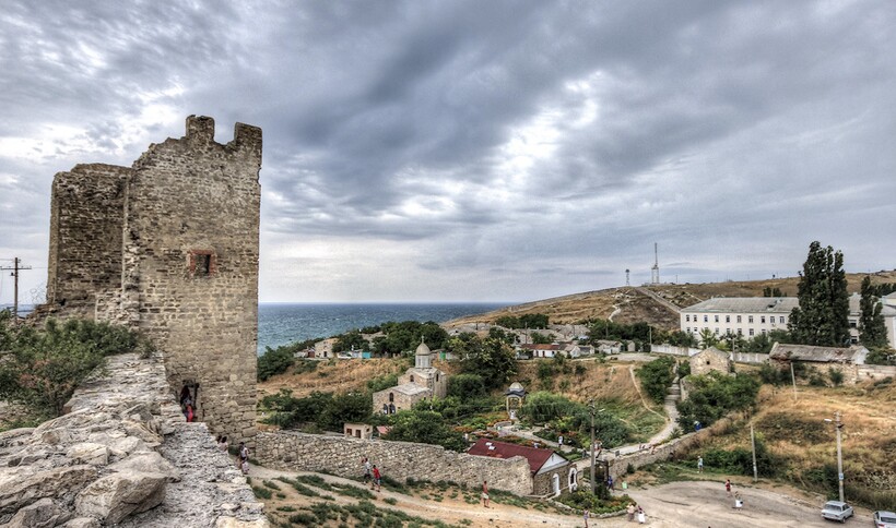 Развалины крепости в Феодосии